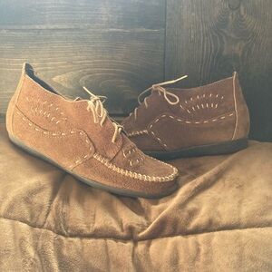 Minnetonka brand, size 9, ankle moccasins, comfortable and cute